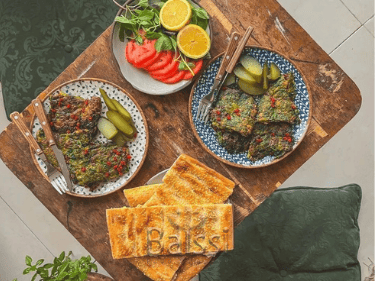 عکس کوکو سبزی در سفره ایرانی به همراه مخلتفات | بالسی