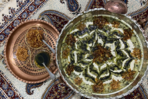 آش رشته ایرانی با تزیین کشک و پیاز داغ | بالسی