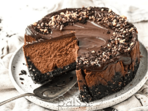 چیز کیک شکلاتی خوشمزه با تزیین و روکش شکلات | بالسی