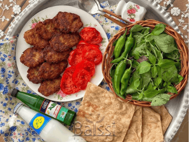 کتلت با سبزی خشک معطر کتلت با سبزی خشک معطر، نان، دوغ و سبزی خوردن | بالسی