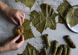 دلمه برگ مو و سبزیجات