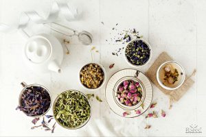 عکس قوری چای، گل گاو زبان و غنچه گل محمدی