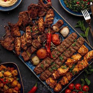 کباب کوبیده و خوراک جوجه به همراه پودر سماق قرمز