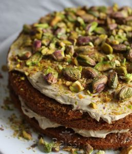 کیک تهیه شده با دان هل و مغز پسته