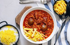 خورشت قیمه، سیب زمینی سرخ شده، لیمو عمانی و پلو