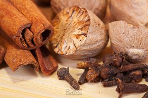 قلم جوز هندی، دارچین و میخک در عکس