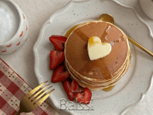 پنکیک رژیمی موز و تخم مرغ با تزئین توتفرنگی | بالسی
