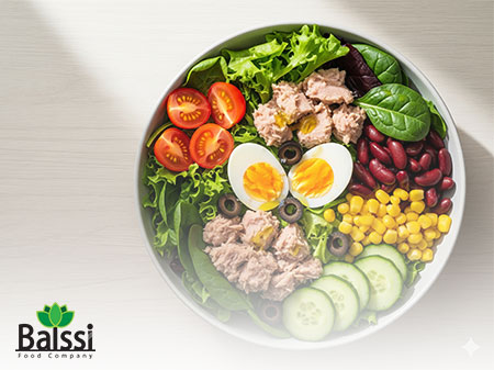 عکس سالاد تن ماهی به همراه تخم مرغ آبپز و سبزیجات | بالسی